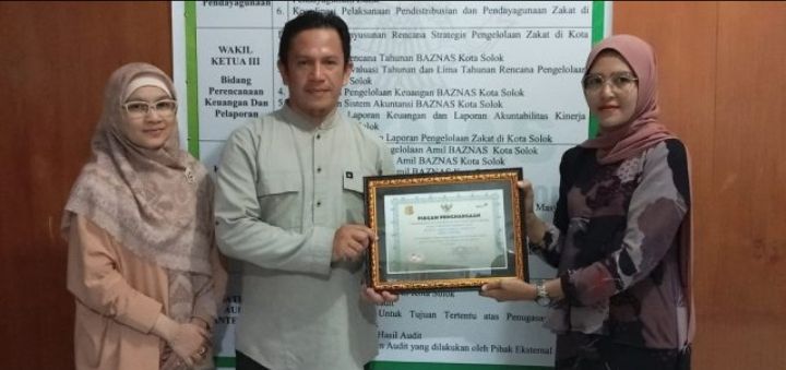 Dania Putri, NS, SSTP Serahkan Penghargaan Program Bapak Asuh Anak Stunting kepada BAZNAS Kota Solok