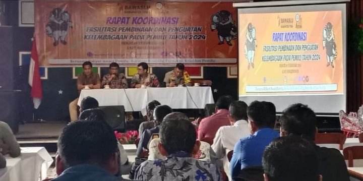 Alat Peraga Kampanye di Toba Dibersihkan