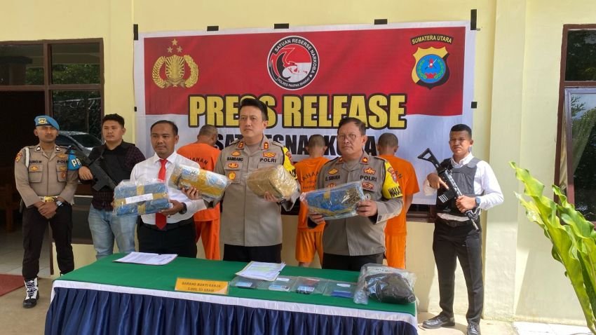 Kapolres Pakpak Bharat Pimpin Press Release Pengungkapan Kasus Narkoba 5 Kg Ganja