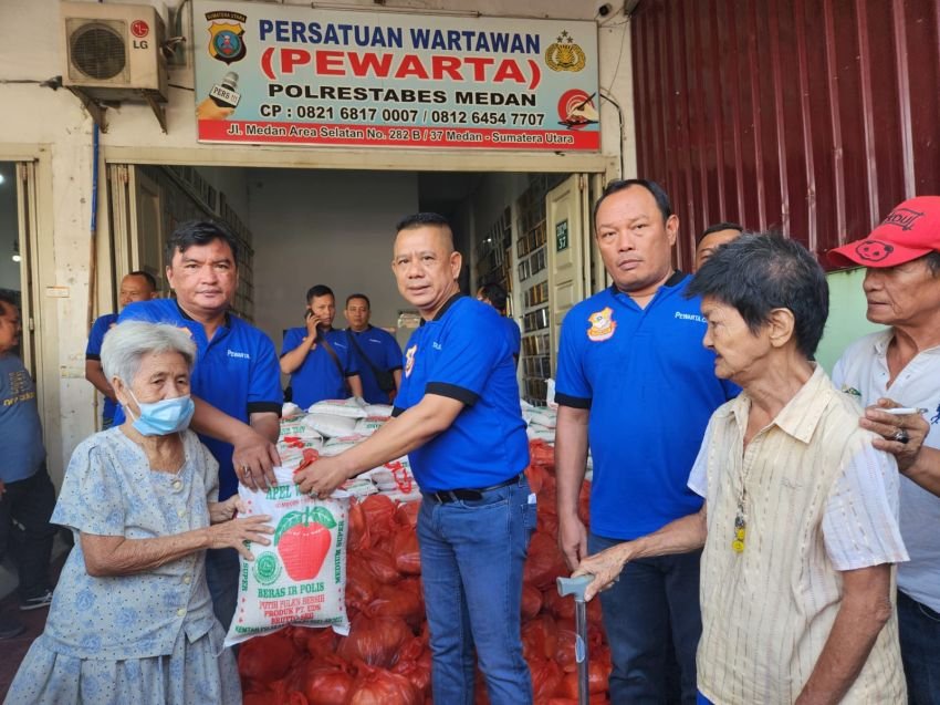 Jelang Imlek, Ketua Pewarta Bagikan 350 Paket Sembako ke Warga Tionghoa Kurang Mampu