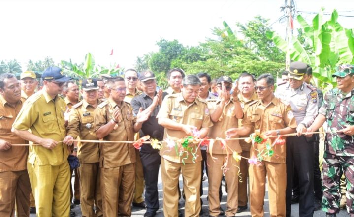 Lawatan ke Hamparan Perak, Bupati Resmikan Dua Jembatan & Empat Jalan