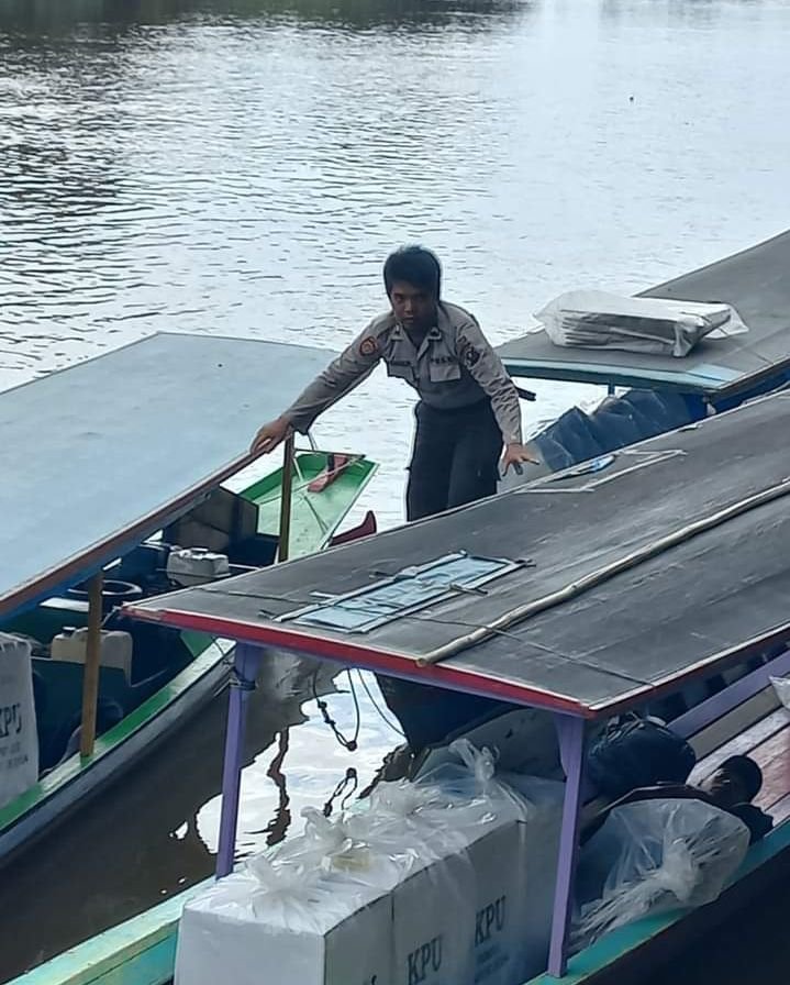 5 Jam Naik Perahu Rambin, Perjuangan Polres Madina Kawal Logistik Pemilu di MBG