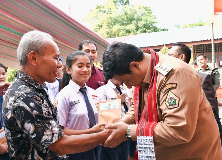 BERKANTOR DI DESA PARDOMUAN NAULI DAN PALIPI, BUPATI SAMOSIR AJAK MASYARAKAT MENGGUNAKAN PUPUK ORGANIK