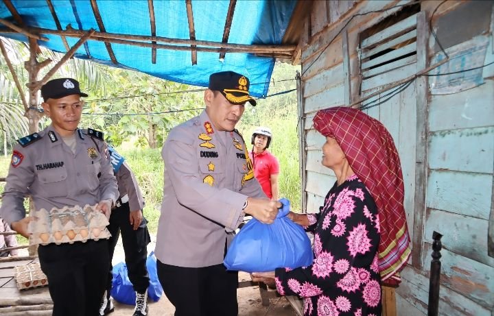 Jum'at Berkah Ramadhan AKBP Dudung Setyawan Bagikan Sembako kepada Masyarakat Sitataring