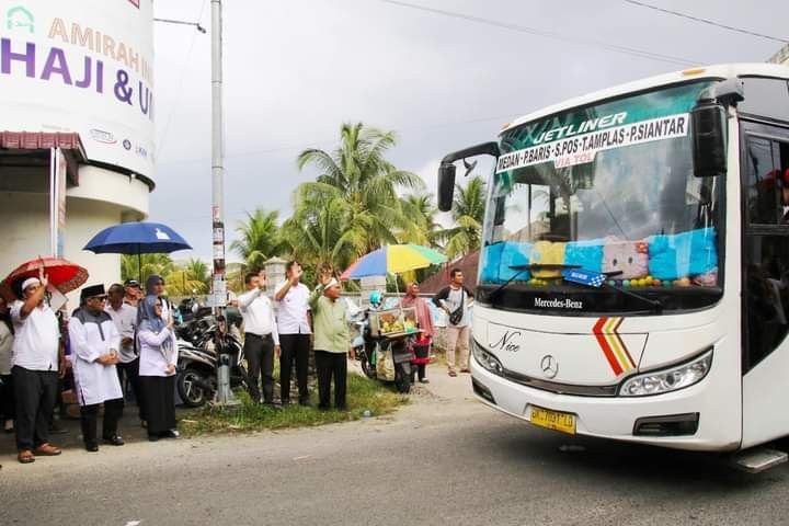 Wali Kota Pematangsiantar dr Susanti Dewayani SpA memberangkatkan jamaah Umroh PT Amirah Indonesia Tour