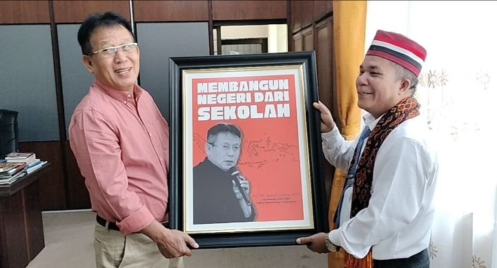 Tokoh Pendidikan Prof. Dr. Syawal Gultom, M.Pd. Terima Penghargaan dari Lembaga Konsultasi Pendidikan Citra Sumut