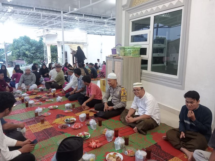 Kapolsek Deli Tua Pererat Silaturahmi dengan Berbagi Takjil dan Buka Puasa Bersama Masyarakat di Masjid Al Hamid Medan Johor
