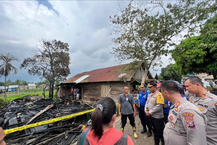 Ditinggal Ziarah, 3 Unit Rumah Panggung Dilahap Si Jago Merah.