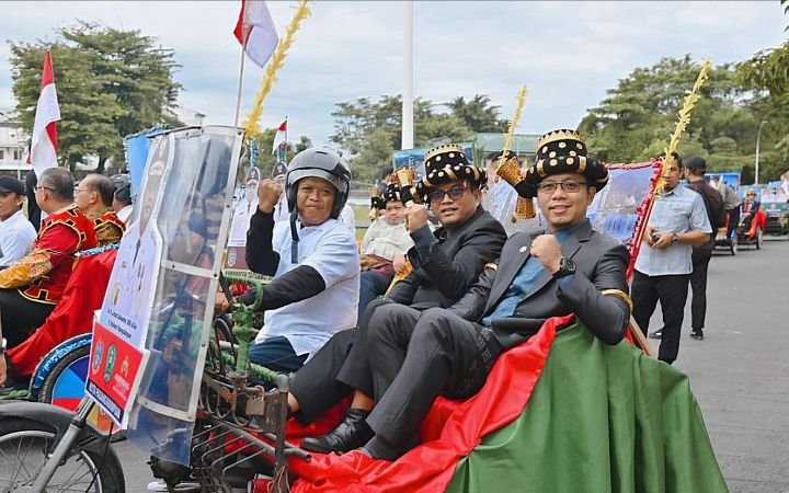 Pj. Walikota Letnan Dalimunthe Naik Becak  Hadiri Pembukaan Musrenbang RKPD 2025 Sumut