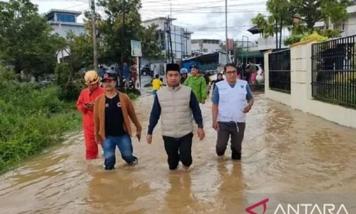 Wakil Wali Kota Solok Ramadhani Kirana Putra Kunjungi Warga Terdampak Banjir.