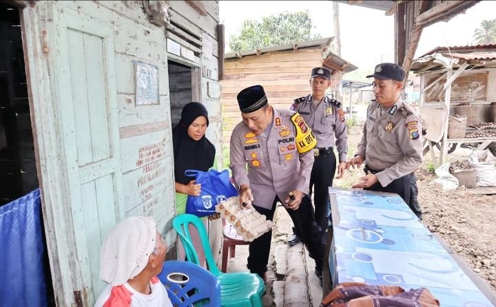 AKBP Dudung Setyawan Bagikan Berkah Jum'at kepada Masyarakat Batunadua Padangsidimpuan