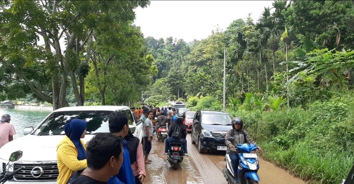Akses Jalan Lintas Nasional Yang Sempat Tertutup Longsor di Tonggak Tujuah Sudah Bisa Dillalui.