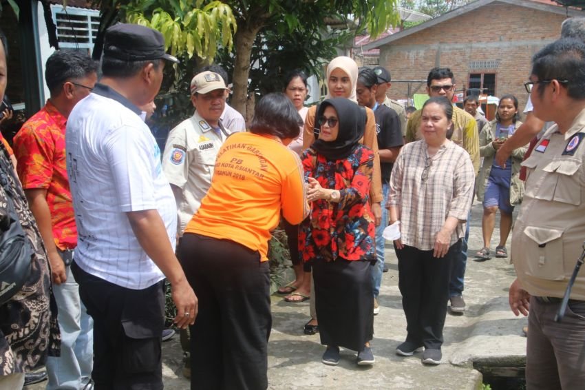 Wali Kota mengunjungi dan memberikan bantuan kepada korban kebakaran