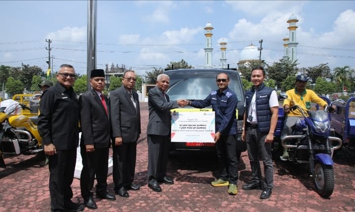 PT Inalum Persero Serahkan 10 Betor dan 1 Unit Mobil Pengangkut Sampah Kepada Pemkab Asahan