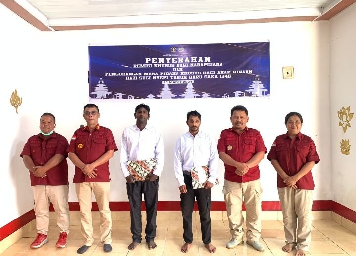 2 WBP Lapas Narkotika Kelas IIA Pematangsiantar Terima SK Remisi Khusus Hari Raya Nyepi