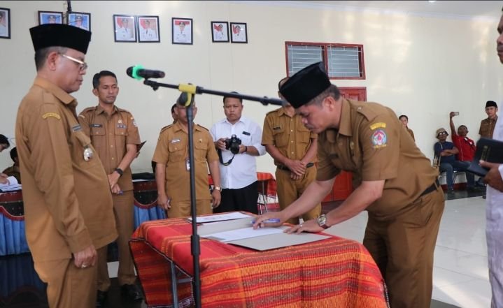 Promosi dan Mutasi , Bupati Toba Melantik Sejumlah Kasek SMP dan Kepala Puskesmas