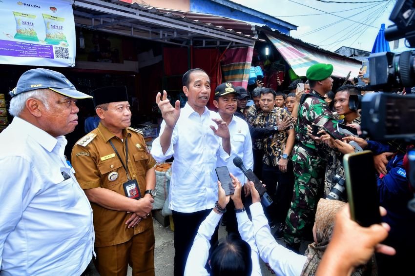 Dampingi Presiden Tinjau Pasar Kawat Tanjungbalai,Pj Gubernur Sampaikan Stok Pangan Sumut Aman dan Tercukupi