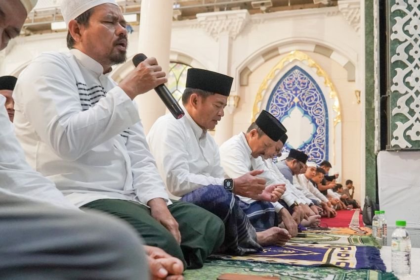 Malam Pertama Tarawih,  Pj Gubernur Sumut Salat di Masjid Agung Medan Bersama Ratusan Masyarakat