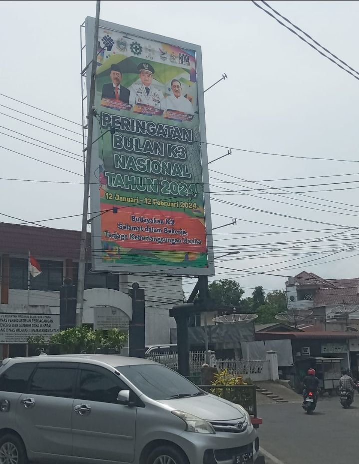 Tanpa Mengurus Izin Papan Reklame Milik Evolution Berdiri di Tengah Kota