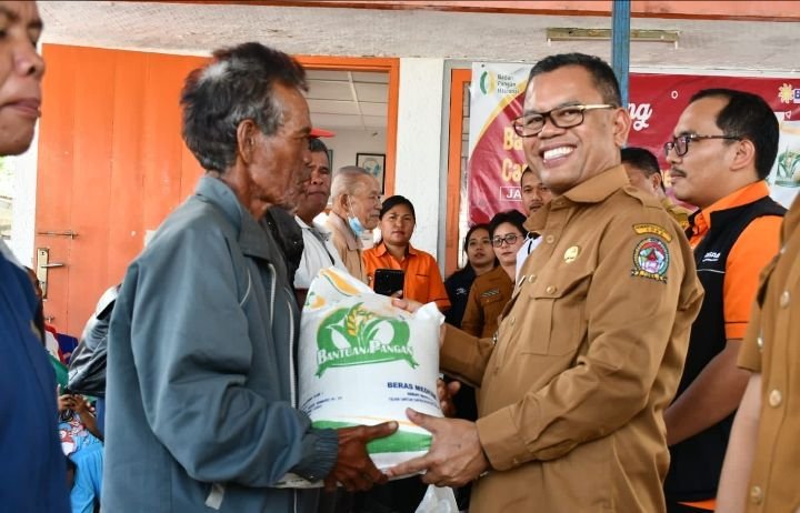 Pemkab Toba Serahkan Bantuan Beras Cadangan Pemerintah kepada Masyarakat Laguboti
