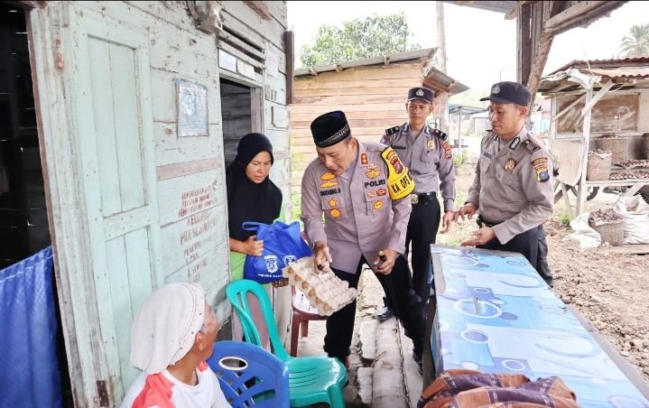 AKBP Dudung Setyawan Bagikan Berkah Jum'at kepada Masyarakat Batunadua Padangsidimpuan