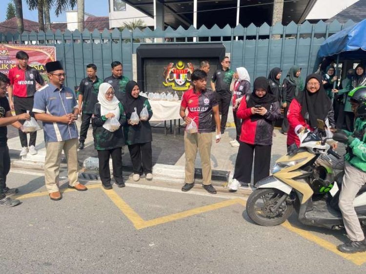 Sambut Ramadan, Konsulat Jeneral Malaysia di Medan Berbagi Bubur Lambuk Pada Masyarakat