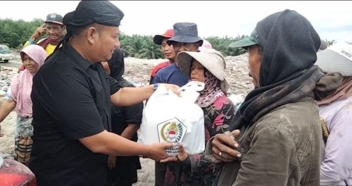 Peduli Sesama, Ketua Pujakesuma Asahan Bagi Bingkisan Sembako Ke Pemulung TPA Sidodadi