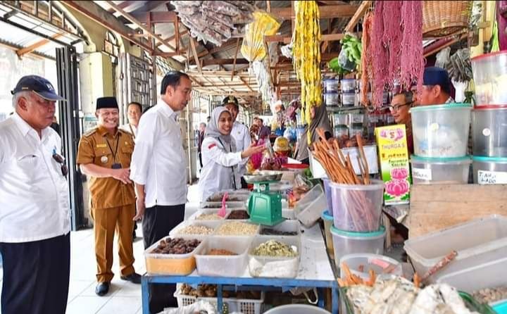 Presiden Jokowi Bersama Walikota Waris Thalib Blusukan Ke Dua Pasar Tradisional.