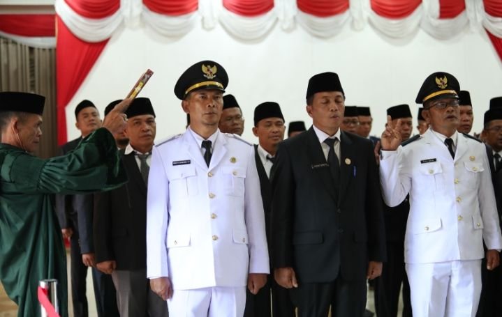 Bupati Pakpak Bharat Melantik H.Wenta Banurea ST, Jadi Camat Kerajaan Dan Agus Solin ST,MM Camat Tinada