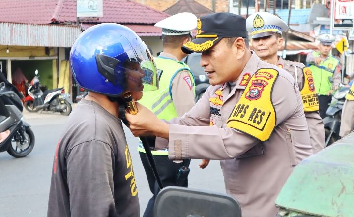 Kapolres Padangsidimpuan Pimpin pembagian Helm Gratis dalam Ops Keselamatan Toba 2024,