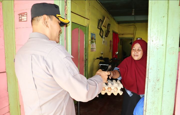 Kapolres Padangsidimpuan Bagikan Berkah Jum'at di Kantin Lombang, AKBP Dudung Setyawan : Jaga Kedekatan dengan Masyarakat