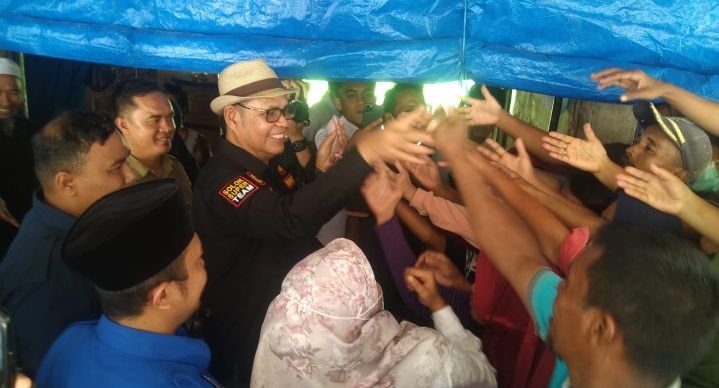 Bupati Epyardi Asda Diserbu Emak-Emak di Pessel.