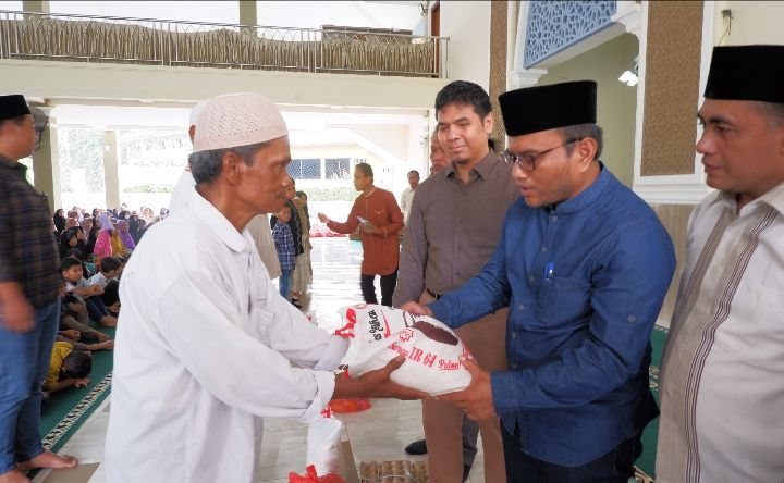 Pj Walikota Letnan Dalimunthe Pimpin Penyaluran 350 Paket Sembako & Santunan Anak Yatim di SD IT Nurul Ilmi Padangsidimpuan