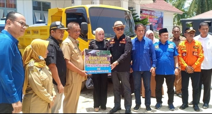 Bupati Solok Serahkan Bantuan Alat Berat dan 100 Kompor Gas ke Pesisir Selatan.