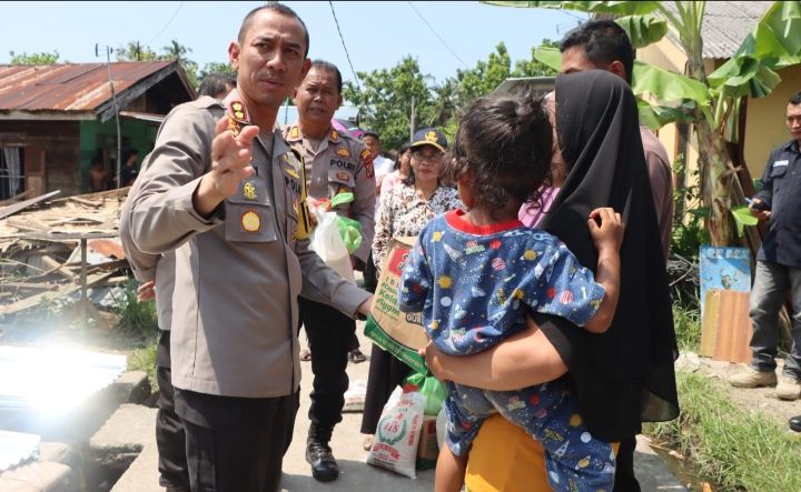 Kapolres Sergai Jenguk Korban Puting Beliung Dan bantu Bahan Material serta Sembako