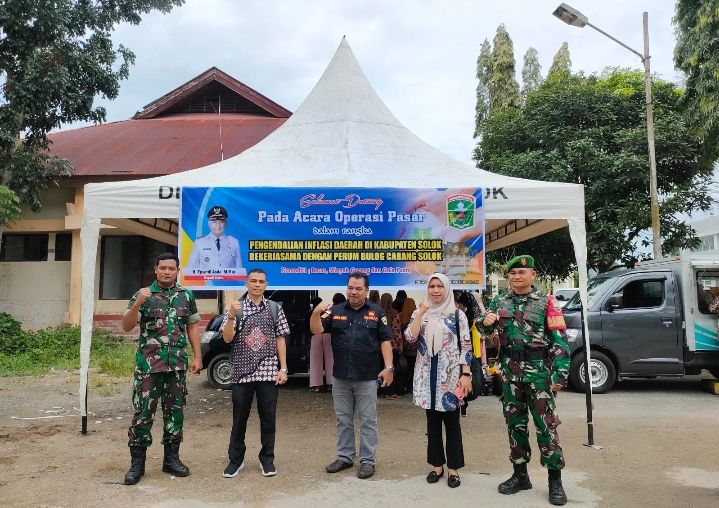 Pemerintah Kabupaten Solok melalui Tim TPID Melakukan Kegiatan Operasi Pasar .