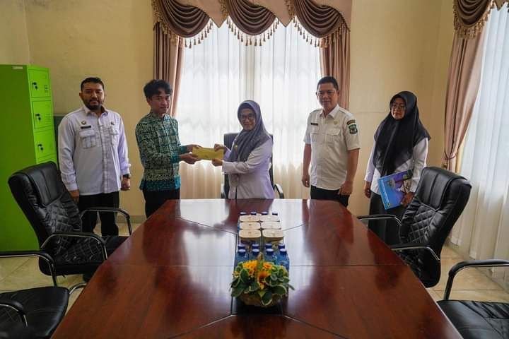 Wali Kota Pematangsiantar dr Susanti Dewayani SpA memberikan tali asih kepada Muhammad Ikhsan Laode