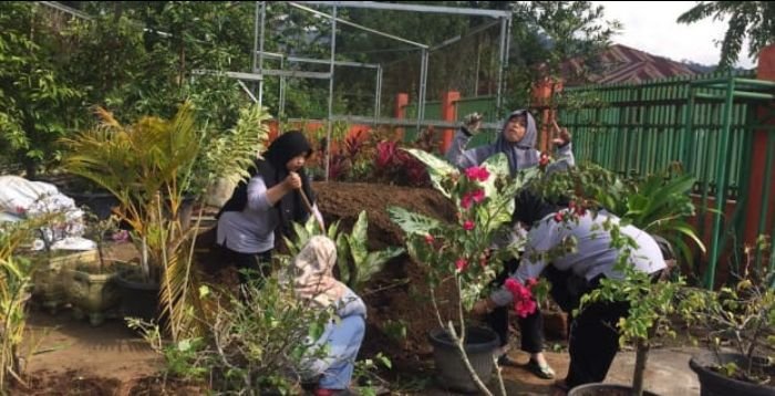 Dinas Lingkungan Hidup Kota Solok Serahkan SK dan Perpanjangan Kontrak PHL
