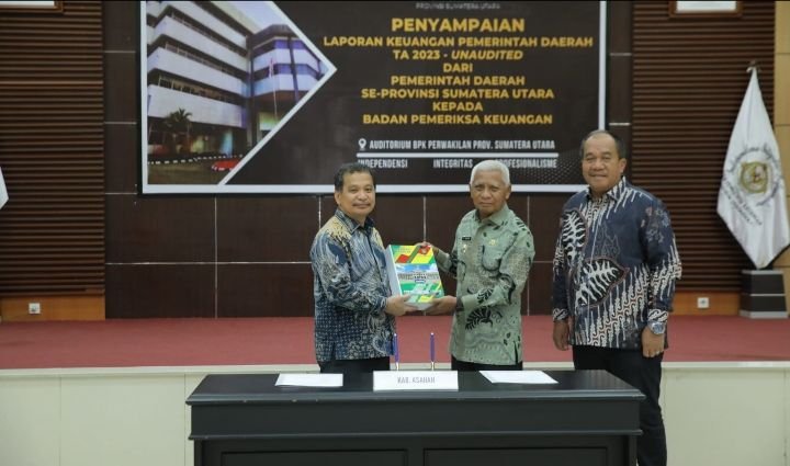 upati Asahan Serahkan Laporan Keuangan Pemda Unaudited T.A 2023  ASAHAN I SUMUT24.co  Pemerintah Kabupaten Asahan menyerahkan Laporan Keuangan Pemerin