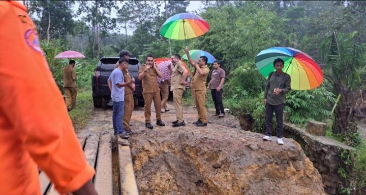 Jembatan Desa Malum Terputus, Bupati Serahkan Sembako Ke Masyarakat