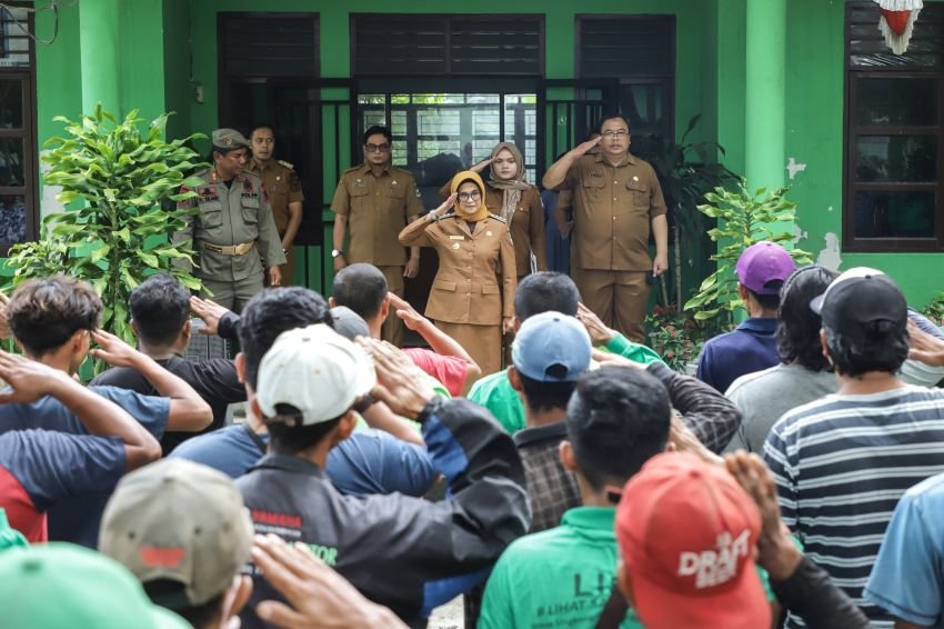 Wali Kota Naikkan Gaji Pejuang Kebersihan Dinas Lingkungan Hidup