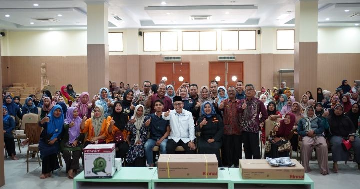 Bupati Solok Serahkan Alat Usaha bagi Pelaku UMKM dan IKM