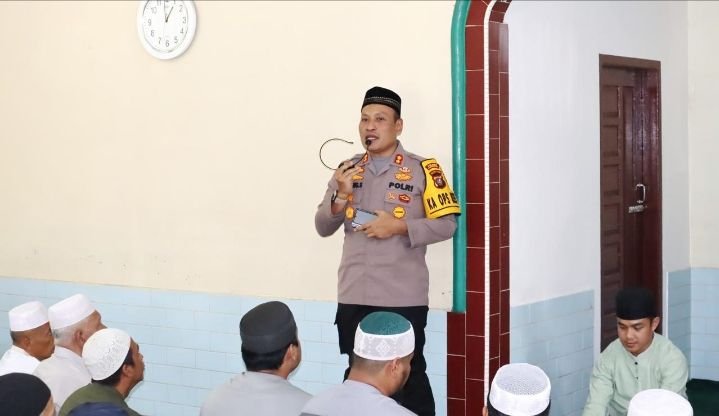AKBP Dudung Setyawan Lakukan "Jum'at Curhat" Bersama Masyarakat di Masjid Taqwa Kampung Sipirok Padangsidimpuan