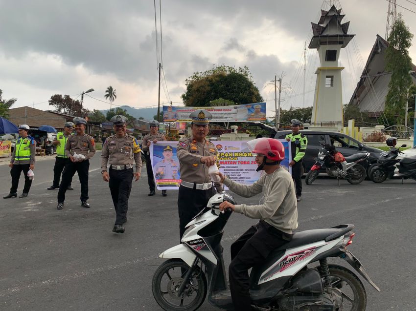 Satlantas Polres Pakpak Bharat Bagikan Takjil Gratis Kepada Pengendara