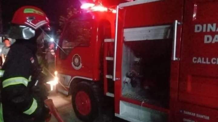 Disdamkarmat Pematangsiantar Padamkan Kebakaran Rumah di Jalan Damar