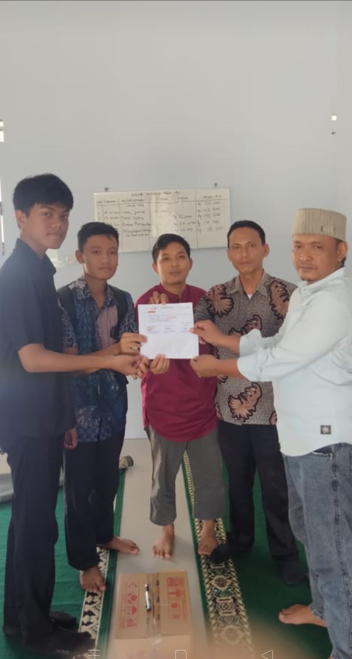 Dosen dan Mahasiswa STMIK Royal Kisaran Beri Uang Tunai ke Mushollah Raja Ali Umbut Umbut Guna Mendukung Asahan Religius