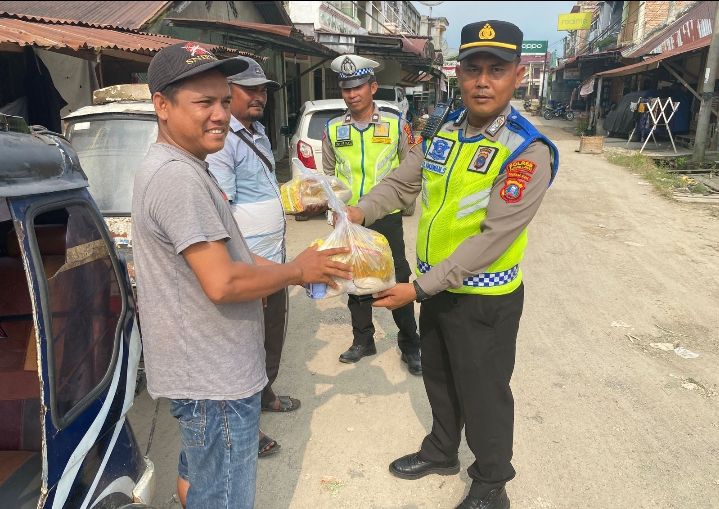 Didampingi Kapos Lantas, Kapolsek Barteng IPTU E SITORUS Polres Palas berikan Himbauan Kepada Pengendara.