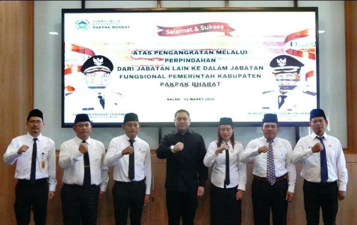 pati Lantik Pejabat Fungsional Auditor Ahli Pratama Pakpak Bharat/ Sumut 24com Bupati Pakpak Bharat, Franc Bernhard Tumanggor melantik Pejabat Fungsio