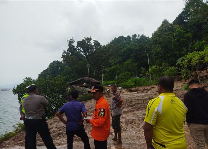Jalan Padang Panjang-Solok Tertutup Longsor.