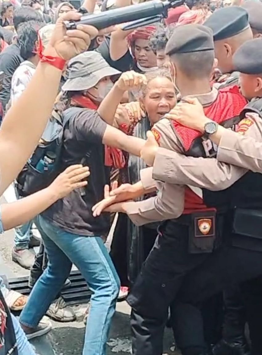Satu Pendemo di Mapolda Sumut Diamankan Massa Blokir Jalan SM Raja